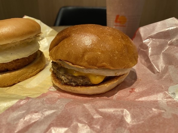 半熟月見 和風絶品チーズバーガー