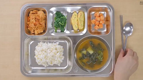 粘土で学校給食01