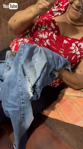 ズボンを直すおばあちゃん