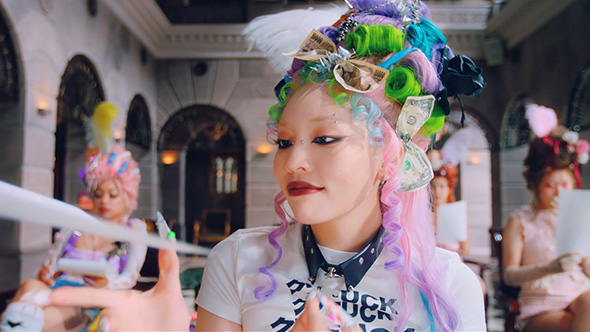 ちゃんみな「B級」MVの貴族ギャル