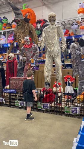 装飾を見ている男の子