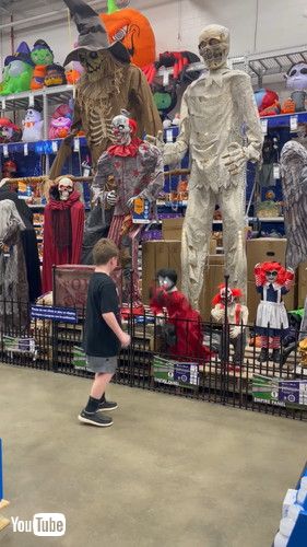 人形が突然飛び出して