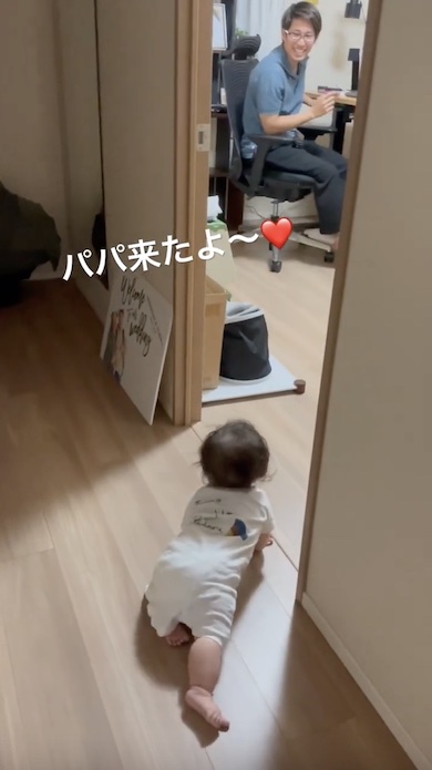 パパに会いにきた赤ちゃんの写真