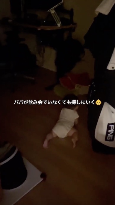 暗い中でハイハイしている赤ちゃんの写真