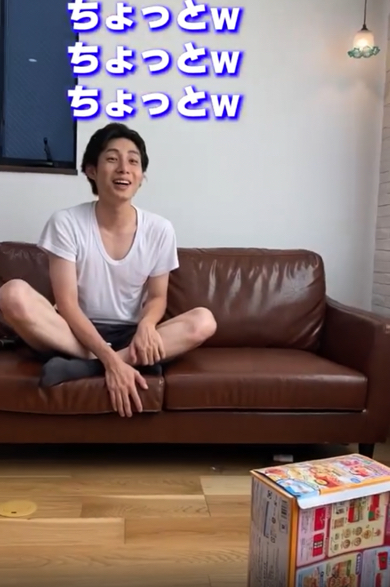 初めての手品をパパに披露する3歳の女の子