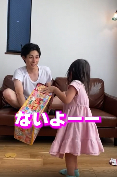 初めての手品をパパに披露する3歳の女の子