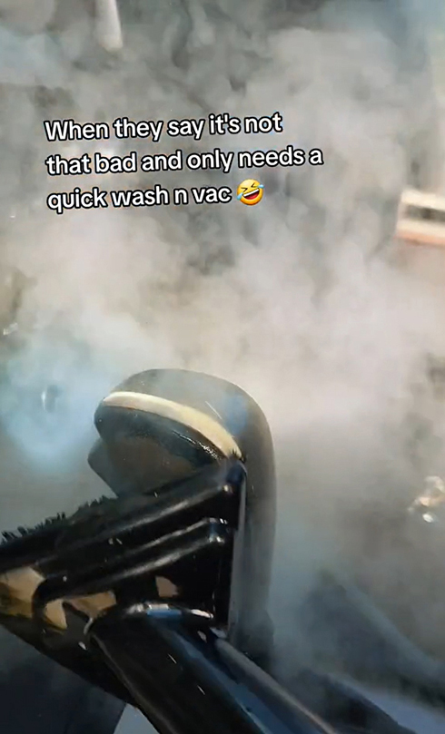 シフトレバーの泥汚れに強烈スチーム！