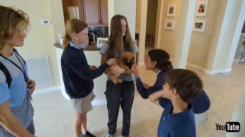 み温かく迎え入れられるルーシー