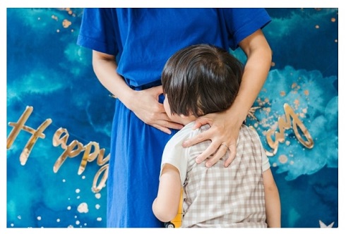 バブリーたまみのおなかにキスする次男