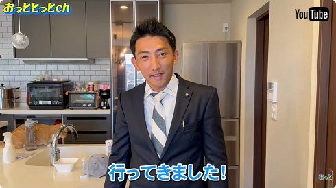 議員バッジを付けて初登庁を報告したスーツ姿の後藤祐樹