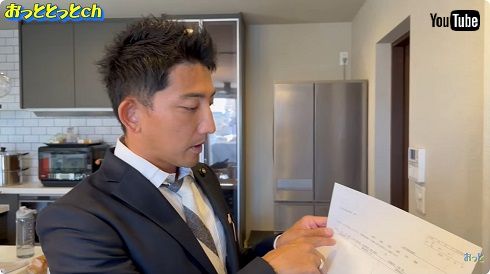 議員バッジを付けて初登庁を報告したスーツ姿の後藤祐樹