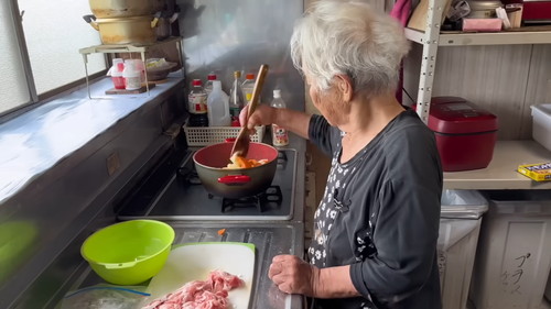 「【必見】絶対に子どもを笑顔にさせる94歳の必殺技とは...？」