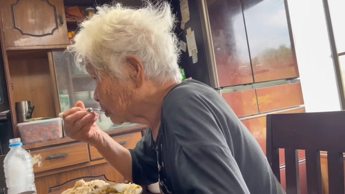 「【必見】絶対に子どもを笑顔にさせる94歳の必殺技とは...？」