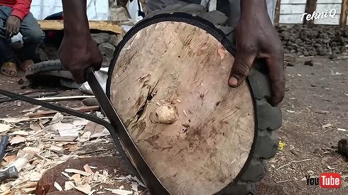 エンジンもガソリンも不要！ アフリカの大地を走る木製