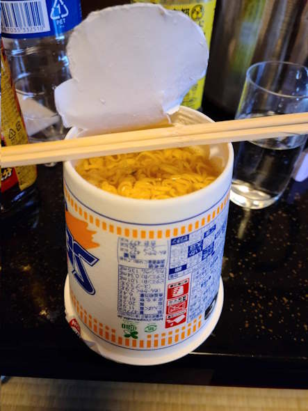 逆さカップヌードル