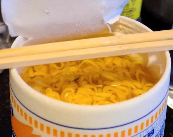 逆さカップヌードル