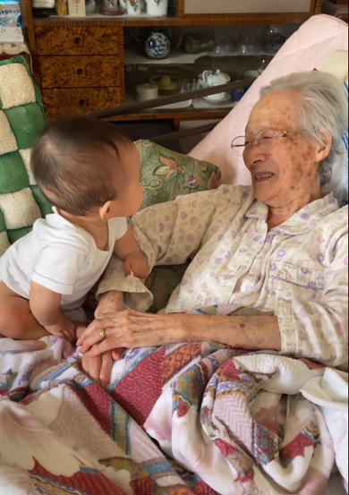 赤ちゃんと100歳差のひいおばあちゃんのやりとり