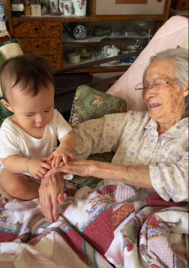 赤ちゃんと100歳差のひいおばあちゃんのやりとり