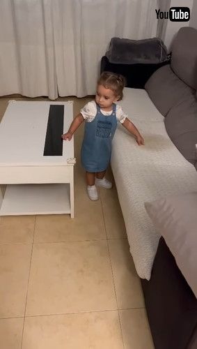 指さすダニエラ