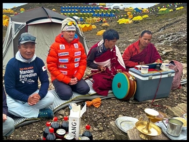 マナスル登頂前に安全祈願する野口健