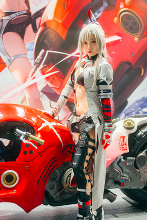 篠原みなみの「パニシング：グレイレイヴン」公式ブースから汎用式塗装