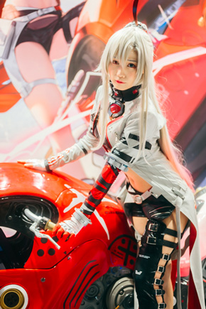 篠原みなみの「パニシング：グレイレイヴン」公式ブースから汎用式塗装