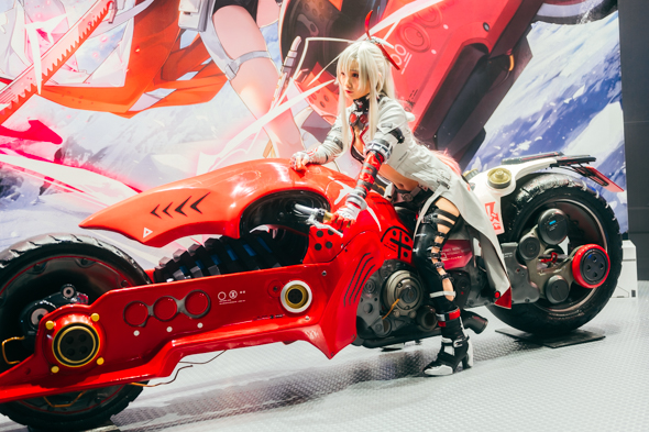 篠原みなみの「パニシング：グレイレイヴン」公式ブースから汎用式塗装