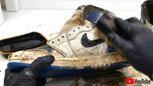 スニーカーを洗うところ