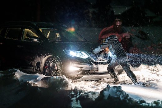 赤いニンジャ 雪道 スタック 写真