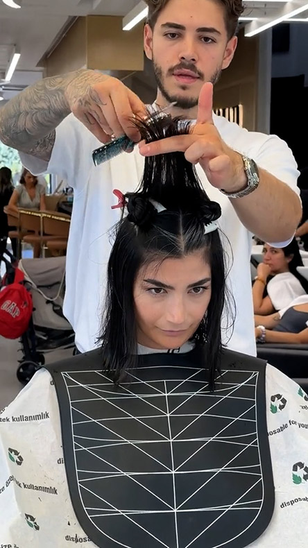 髪を切っているところ