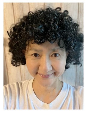 アフロのウィッグを付けた古村比呂