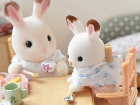 テーブルは子どもの前だけ「ぽっかり空白」　シルバニアで再現“育児あるある”に共感続出「今まさにこれ」