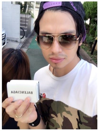 バレンシアガの財布