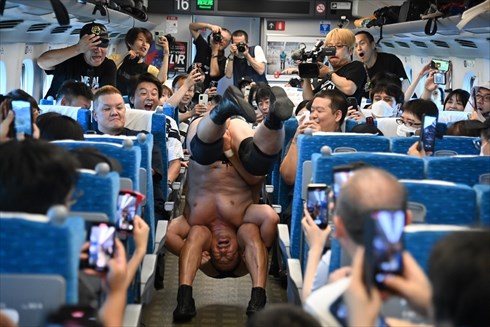 DDTプロレスリングとJR東海による「新幹線プロレス」