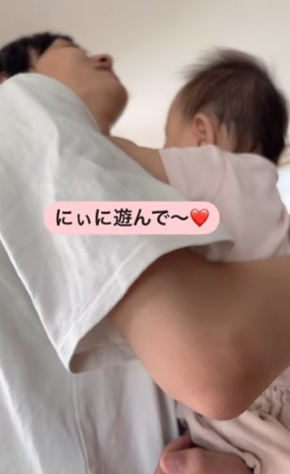 愛があふれすぎてお兄ちゃんを「ぎゅ〜っ」