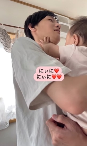 大好きなお兄ちゃんの抱っこ