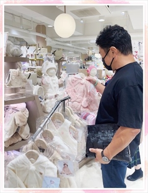 孫・寿々ちゃんのベビー服を選ぶ佐々木健介