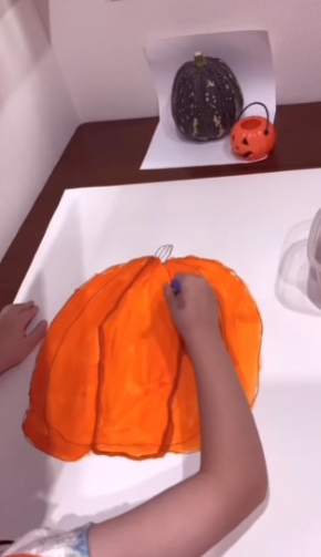 まずはオレンジ色を塗って……