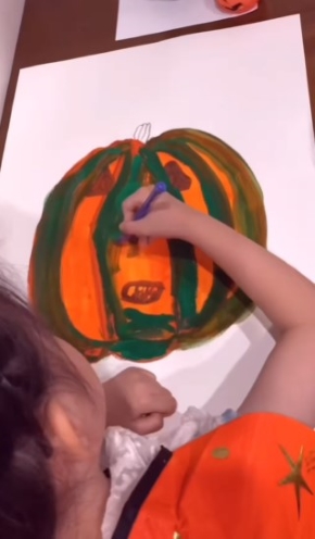 上から大胆に緑色を重ねます