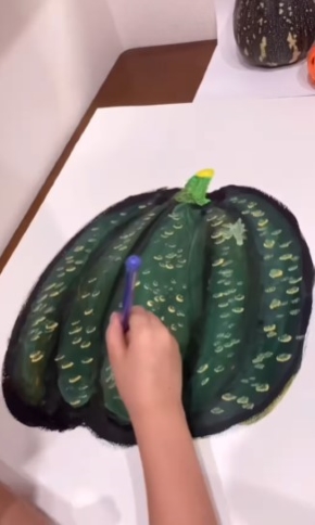 かぼちゃの輪郭やデコボコも描いて