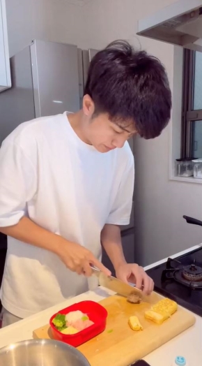 おかずを切る画像