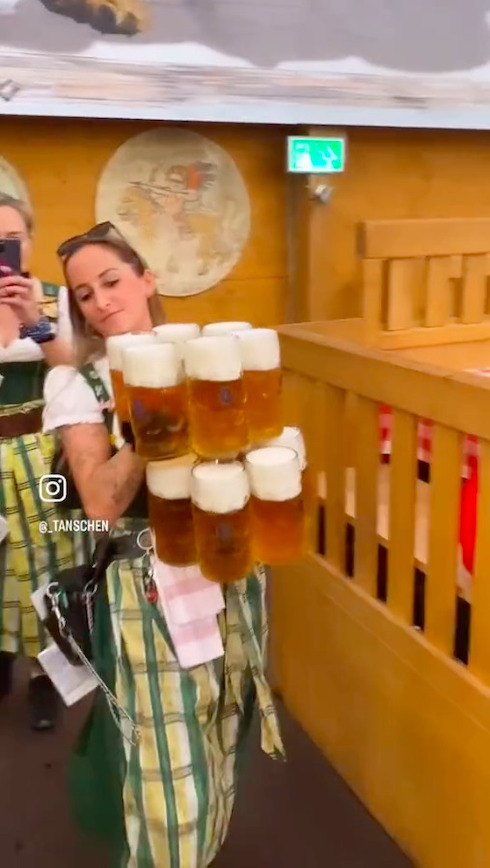大量のビールを運ぶウエイトレス