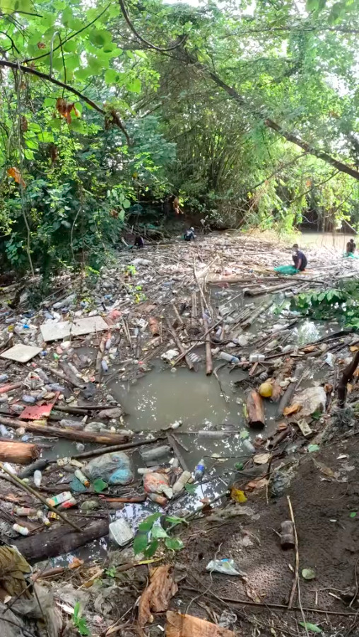 2000キロのゴミで汚れた川を5時間かけて掃除 → 見事な変貌ぶりに「よくやった！」「素晴らしい仕事」の声