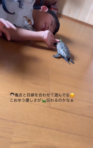 寝転がってカメとあそぶ息子さん下から