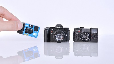 コニカミノルタのカメラがミニチュアに！ カプセルトイと
