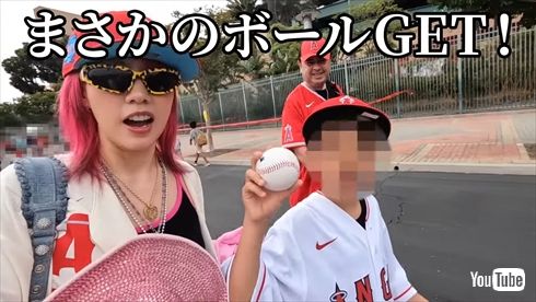 エンゼルスのエスコバー選手からボールをもらった仲里依紗の息子