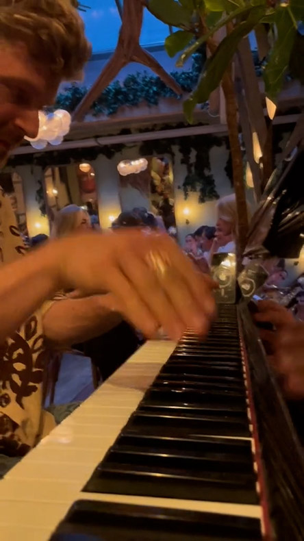ピザレストランでピアノを弾いているところ