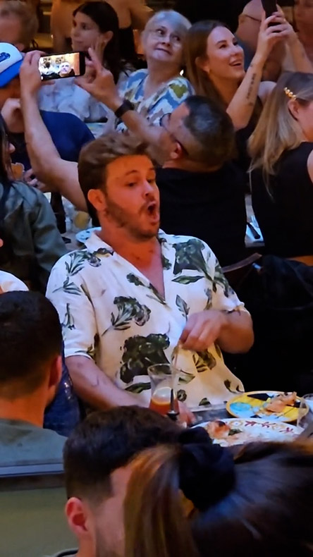 突然歌い出す男性