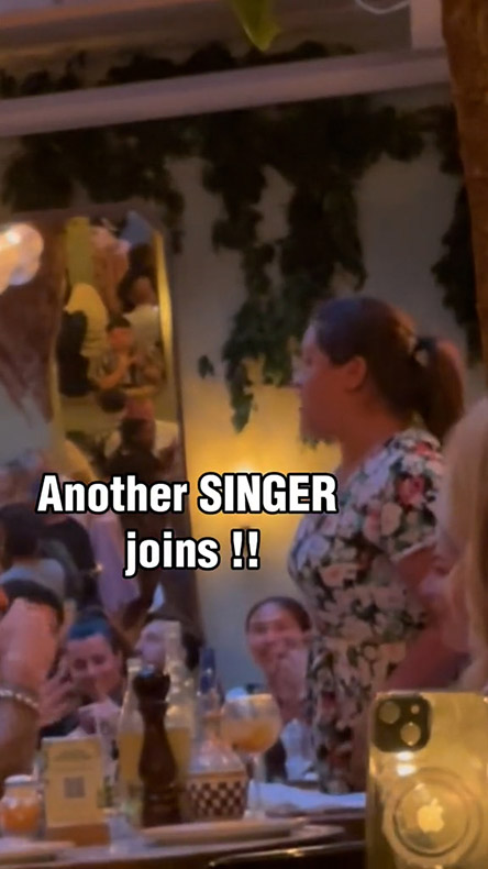 突然歌い出す女性