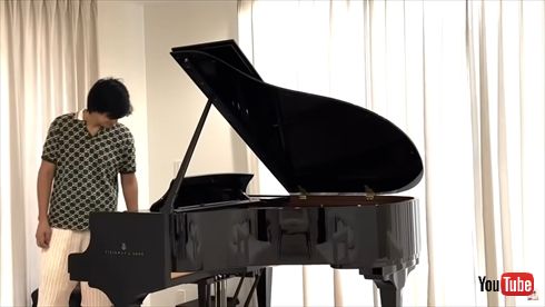 川崎希＆アレクサンダーが自宅用に購入した1500万円のスタインウェイのグランドピアノ